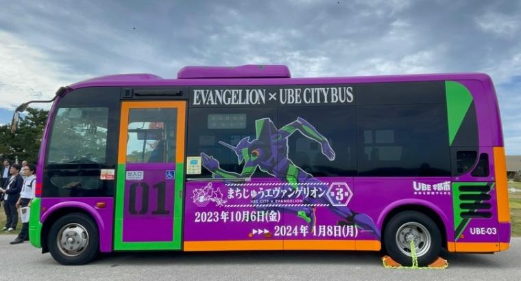 市内にはラッピングバスが走行