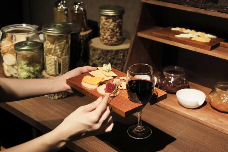 お酒とフィンガーフードを嗜む、軽めのハイティーを利用可能