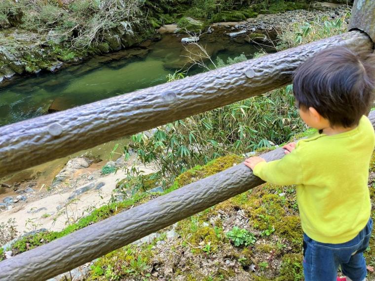 巨石を眺める遊歩道や高さ45メートルのつり橋も！ベビーカーで子供も一緒に楽しめる景勝地「鬼の舌震」   