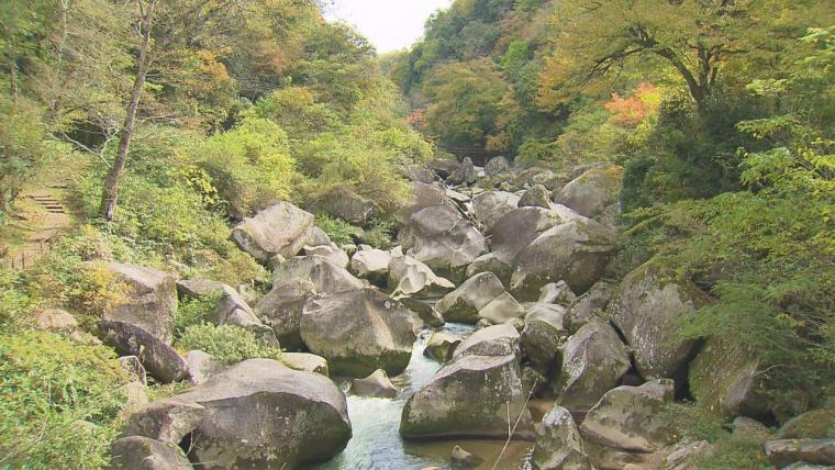 巨石を眺める遊歩道や高さ45メートルのつり橋も！ベビーカーで子供も一緒に楽しめる景勝地「鬼の舌震」   