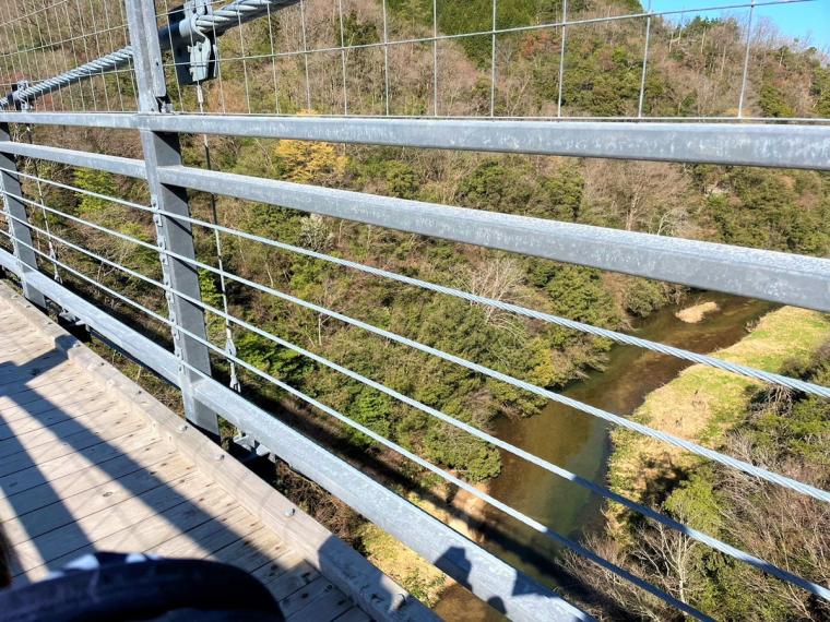 巨石を眺める遊歩道や高さ45メートルのつり橋も！ベビーカーで子供も一緒に楽しめる景勝地「鬼の舌震」   