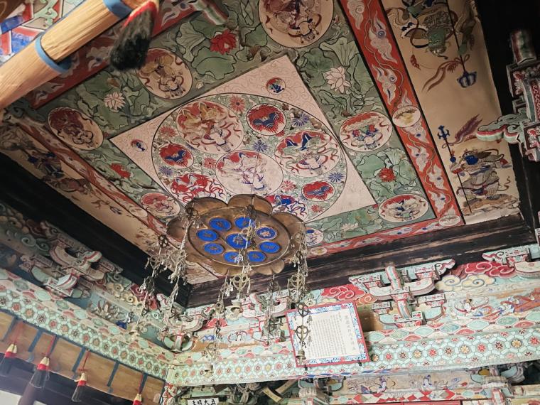 西の高野山ともいわれる島根県の「高野寺」。200 年前の色鮮やかな天井絵が圧巻！