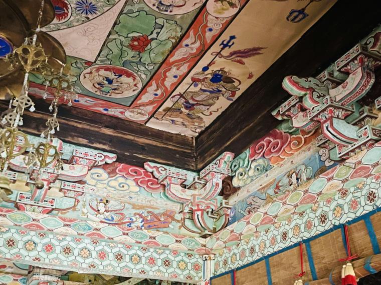 西の高野山ともいわれる島根県の「高野寺」。200 年前の色鮮やかな天井絵が圧巻！