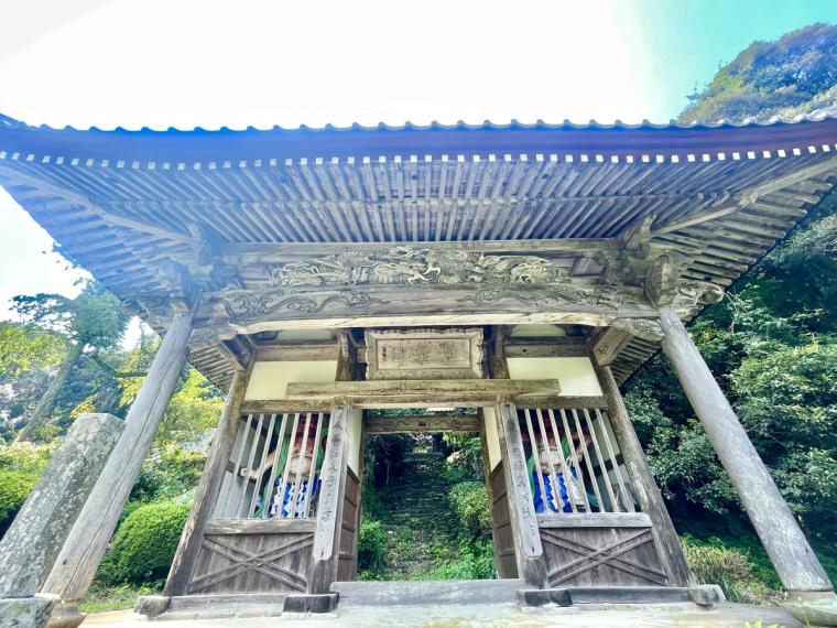 西の高野山ともいわれる島根県の「高野寺」。200 年前の色鮮やかな天井絵が圧巻！