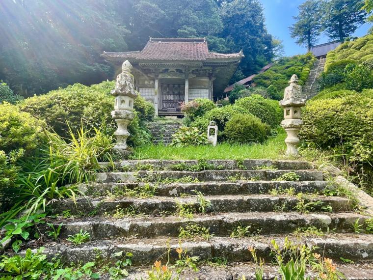 西の高野山ともいわれる島根県の「高野寺」。200 年前の色鮮やかな天井絵が圧巻！