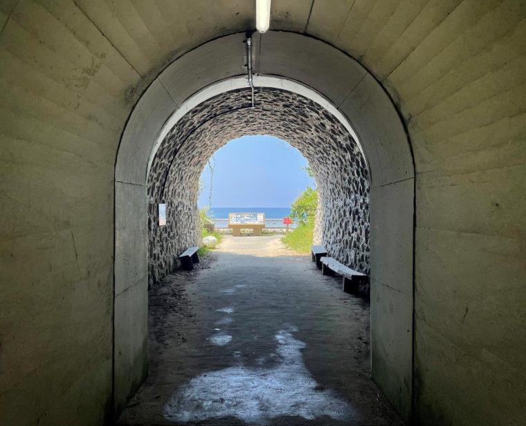 島根で見つけたウユニ塩湖のような写真が撮れるスポット！薄暗いトンネルの先にある絶景！
