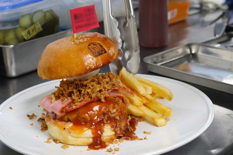 Burger Revolution Naha（バーガーレボリューション那覇）