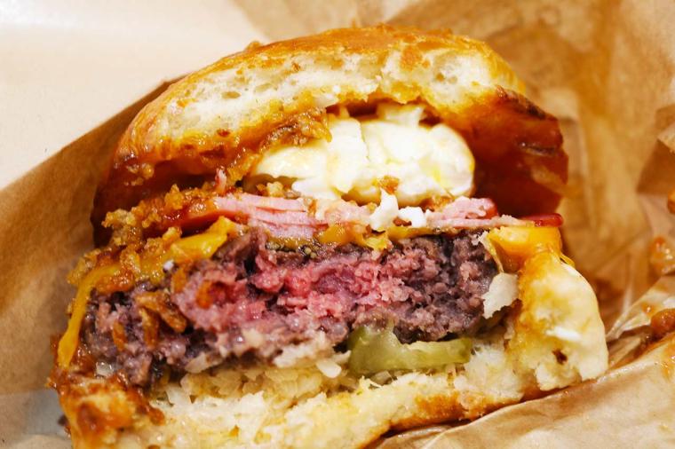 Burger Revolution Naha（バーガーレボリューション那覇）