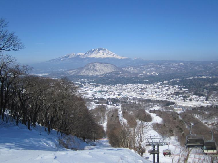 山頂から見渡したゲレンデの眺め