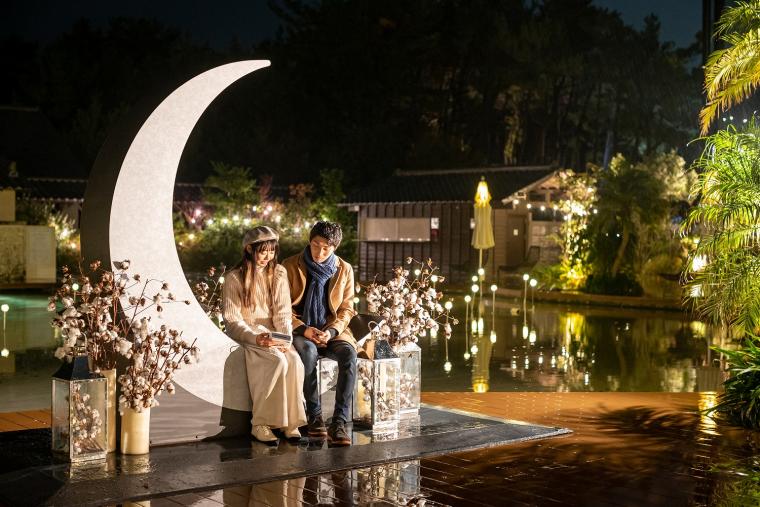 撮影スポットとなる三日月型のオブジェ