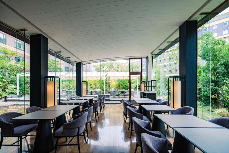 大きな窓に囲まれた「グランド クラブ」室内