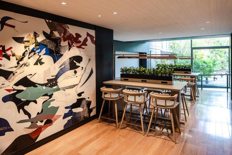 ペイントのアートが印象的なワーキングスペース