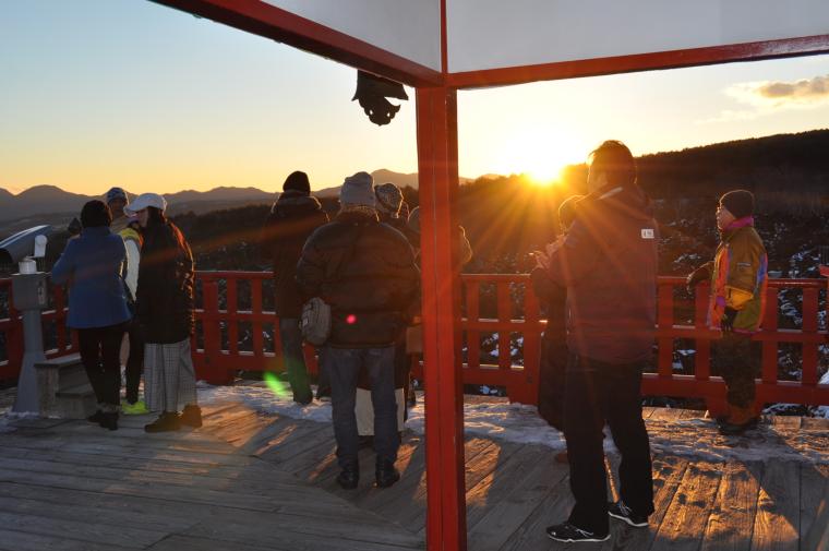 4年ぶりの冬季営業！群馬嬬恋「鬼押出し園」で白と黒の絶景コントラストを