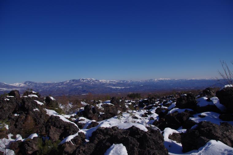 4年ぶりの冬季営業！群馬嬬恋「鬼押出し園」で白と黒の絶景コントラストを