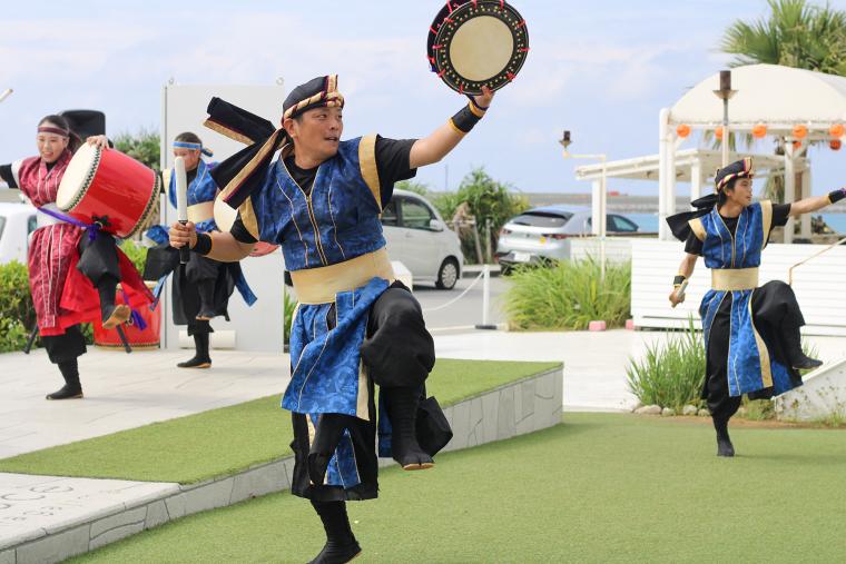 沖縄で活躍するグループによるエイサーを披露