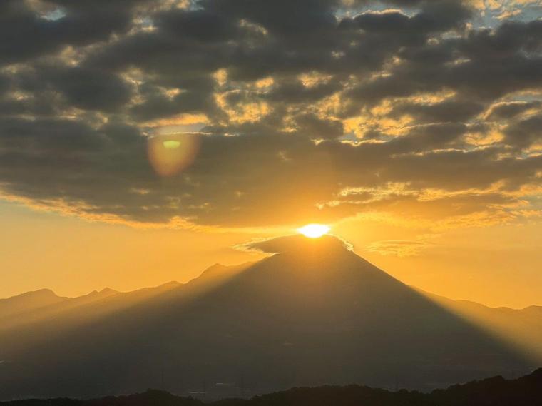 年に 2 回だけ見られる絶景。鳥取県・米子城天守からみる「ダイヤモンド大山」