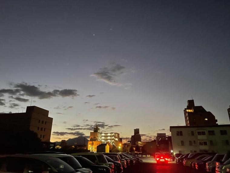 年に 2 回だけ見られる絶景。鳥取県・米子城天守からみる「ダイヤモンド大山」