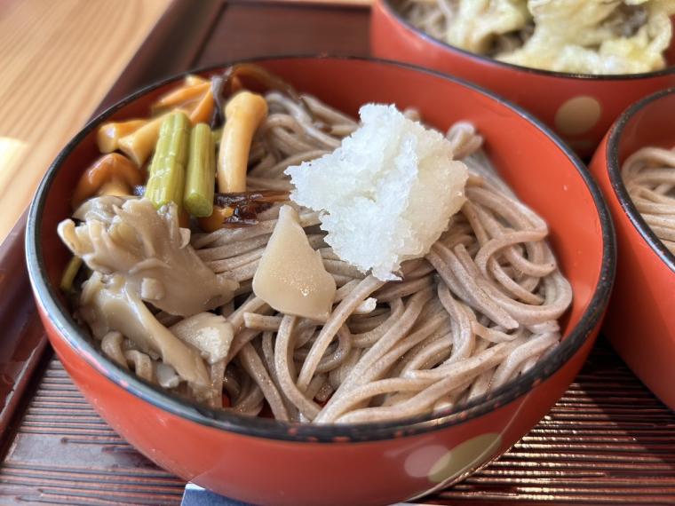 島根県出雲地方の名物「出雲そば」出雲空港でも老舗の味が楽しめます！