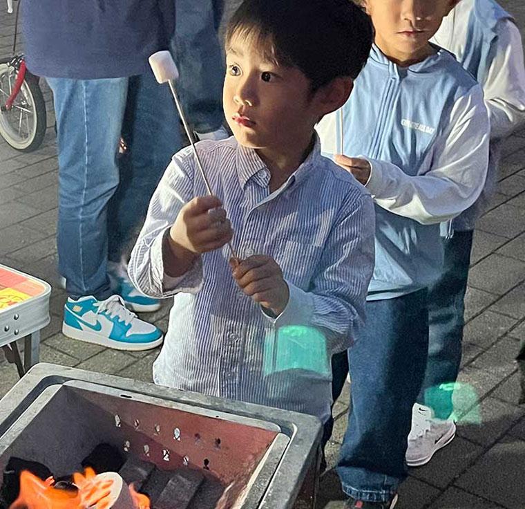 キャンプファイヤーで焼きマシュマロ