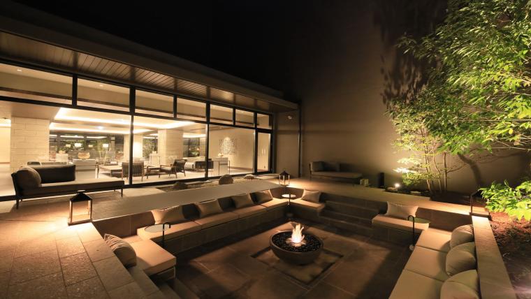 エントランスから続くファイヤープレイス