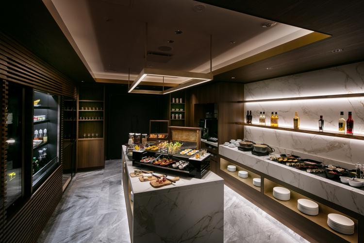 ホテル自慢のフードやドリンクが並ぶラウンジパントリー