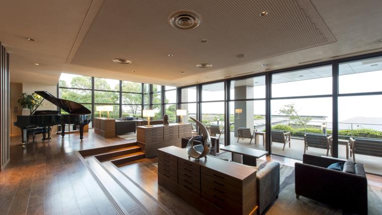 毎日生演奏を楽しめるピアノが用意されたロビー