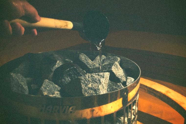 淡路島「KAMOME SLOW HOTEL THE COMPACT」サウナロウリュ