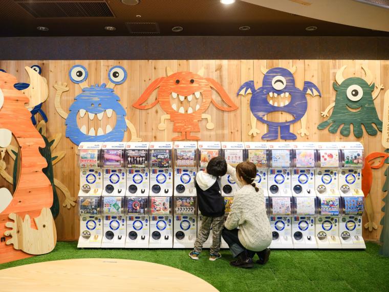 子どもから大人までを魅了する80種類のガチャガチャが並ぶ空間