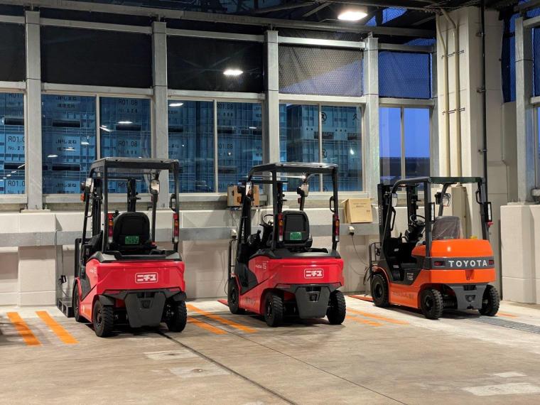 鳥取県境港市に日本唯一のベニズワイガニ専用市場が誕生！競り見学もできる超巨大施設に潜入