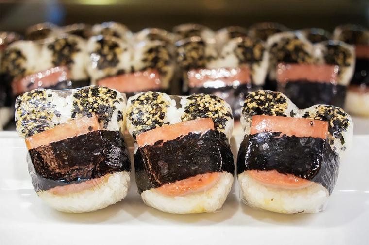 「アウラニ・ディズニー・リゾート＆スパ コオリナ・ハワイ」ミッキー・スパムむすび