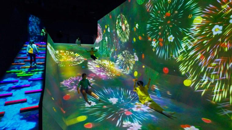 「すべって育てる！フルーツ畑」（C）チームラボ