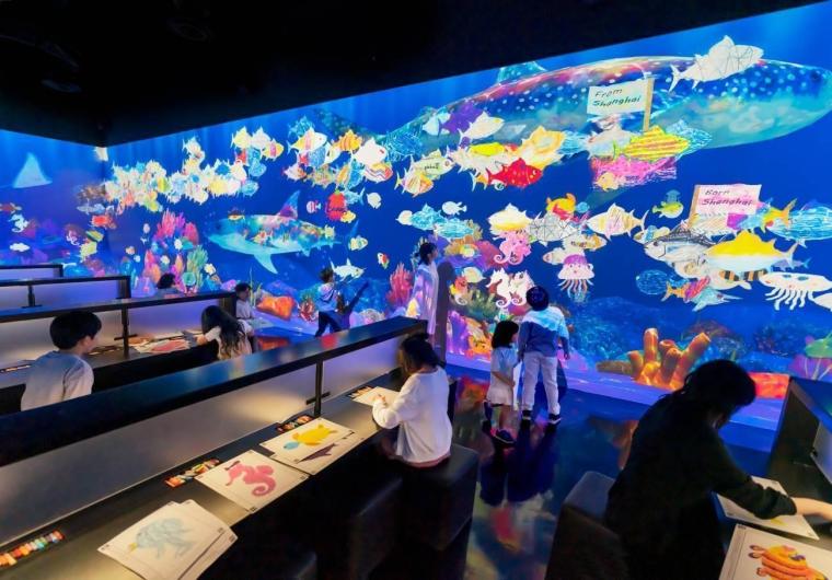 「世界とつながったお絵かき水族館」（C）チームラボ