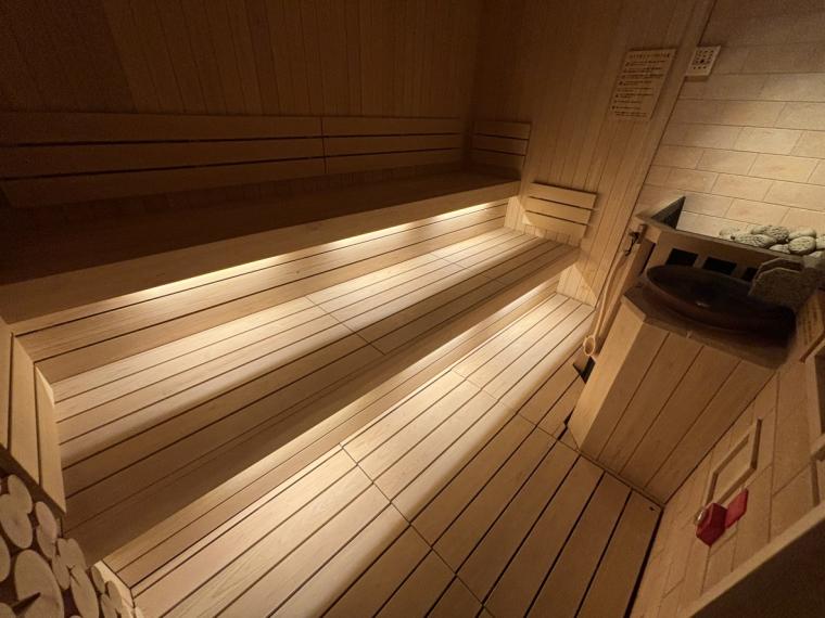 テレビ・セルフロウリュウ付きのサウナ室