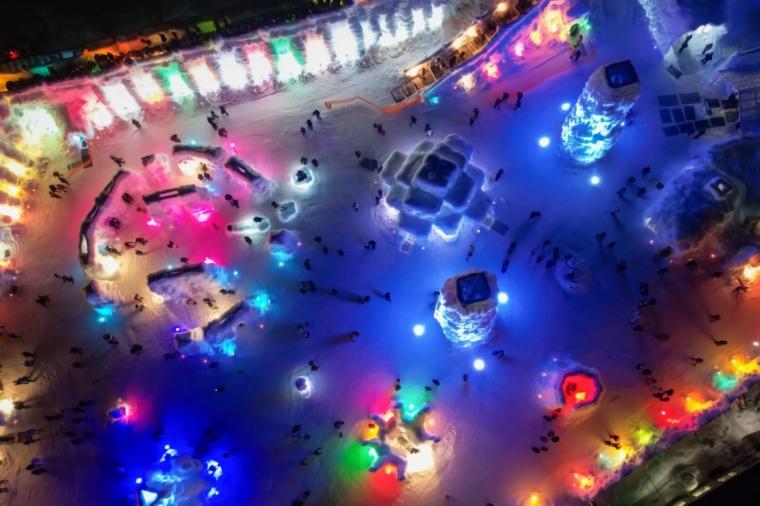 「千歳・支笏湖氷濤まつり」夜間のライトアップ風景