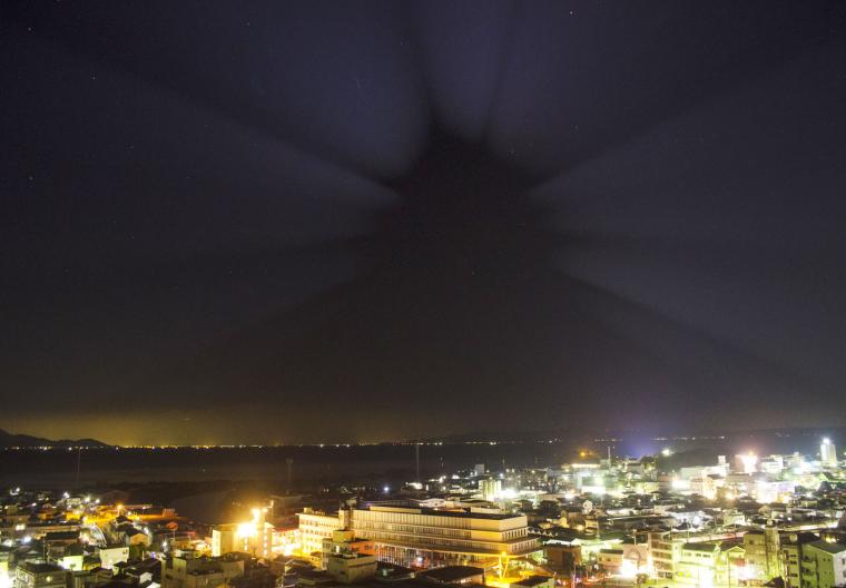 夜空に浮かぶ天守閣の影絵「キャッスルモンスター」