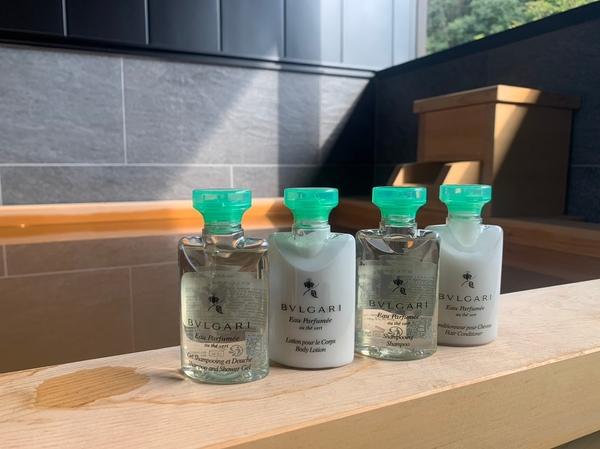 客室風呂と「Bulgari （ブルガリ）」のアメニティ