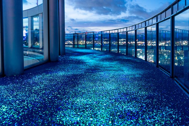 大阪・梅田スカイビル「空中庭園バレンタイン」ルミ・スカイ・ウォーク