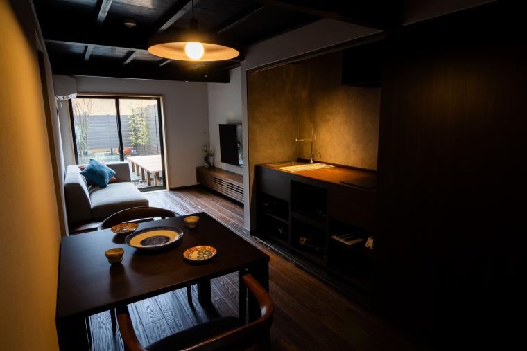 和モダンな客室棟の内観