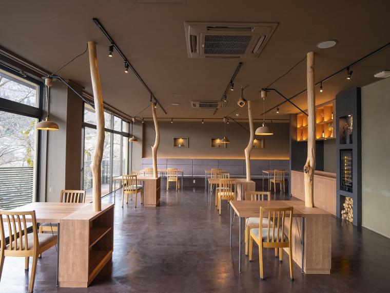 レストランには県産の木材で作られた家具を配置