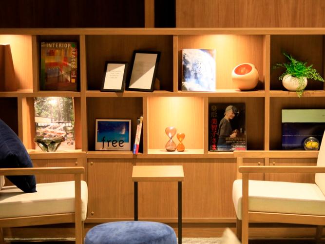 アルコールやソフトドリンクが無料のラウンジ