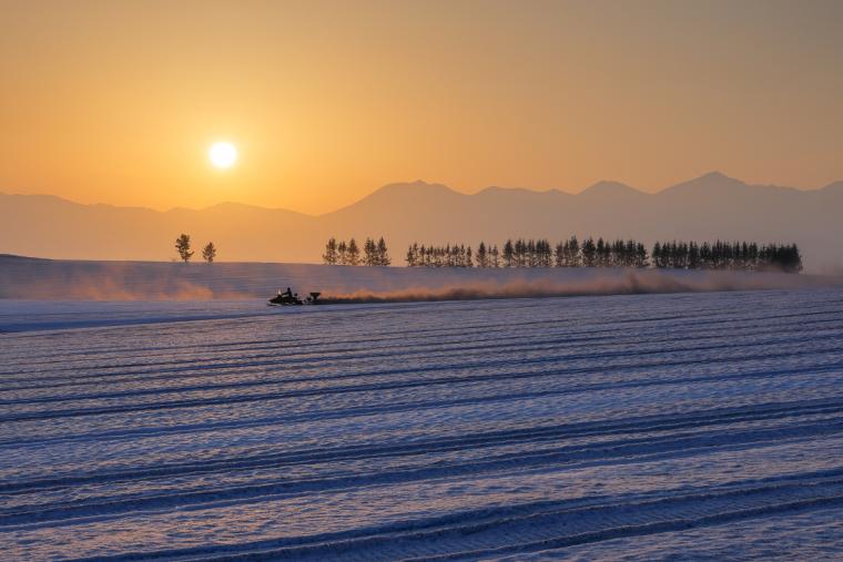 スノーモービルでの融雪剤の散布