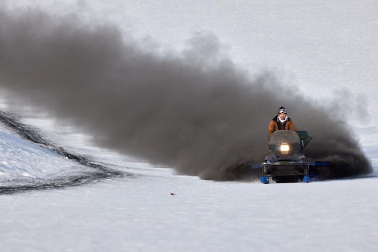 スノーモービルでの融雪剤の散布