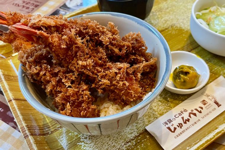 「洋食とCafe じゅんぺい」の海老丼