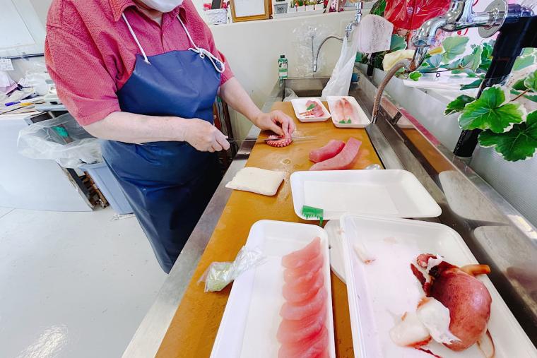 「なはまぐろ市場」（那覇市）