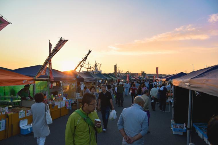 日曜朝のお楽しみ！青森八戸・日本最大級「館鼻岸壁朝市」の2024シーズンがスタート