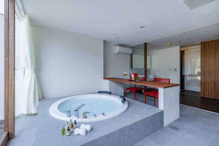 別館離れヴィラの客室専用半露天風呂