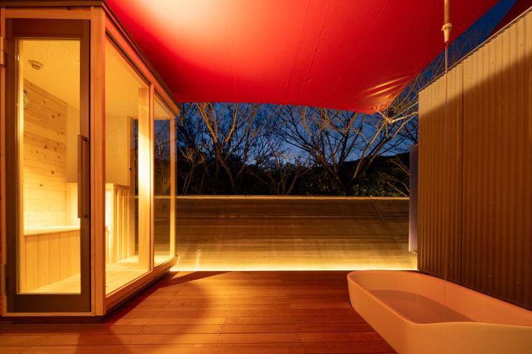 プライベートデッキで楽しめるウォーターフォール（滝のように流れる壁）