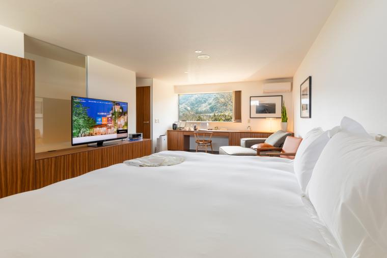 メゾネットキングのベッドを備えた客室