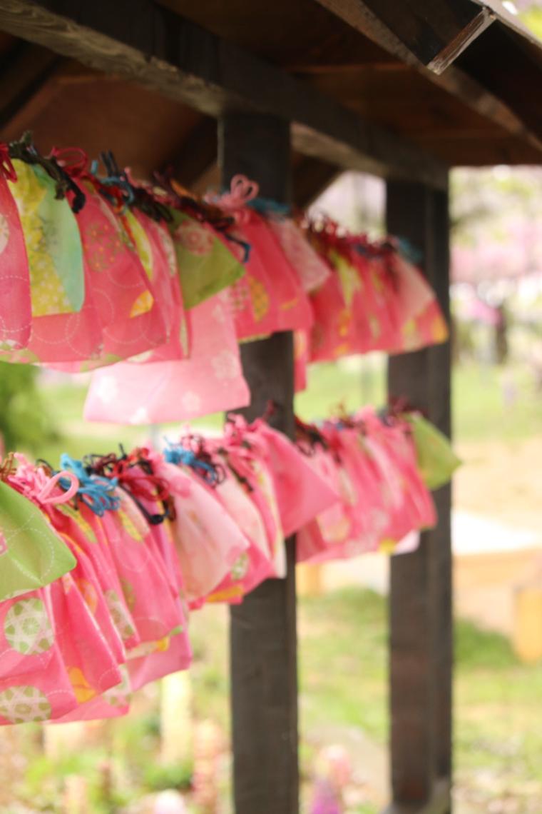 願い事を書いた紙を袋に入れて吊るす「願い袋」コーナー