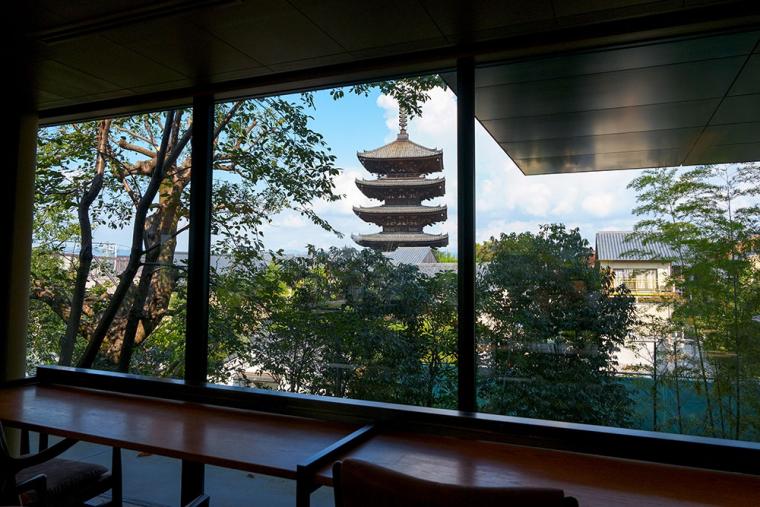 「ザ・ホテル青龍 京都清水」ゲストラウンジ